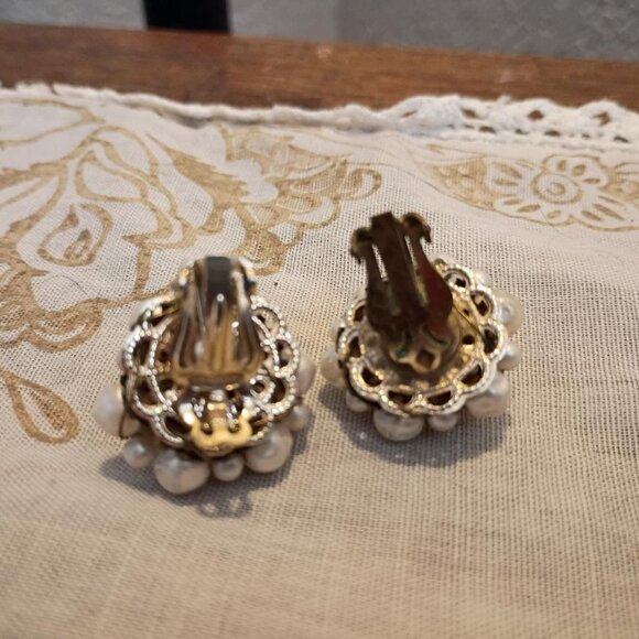 Vintage Clip on Peril Earrings - Picture 2 of 4